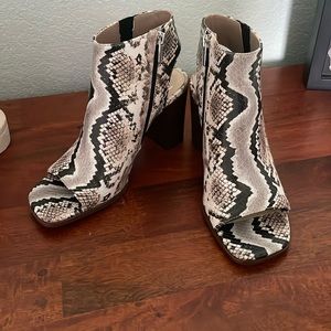 VINCE CAMUTO SNAKE HEELS